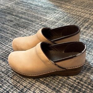 Dansko size 39 Tan/Bone Leather Slip-On Clogs